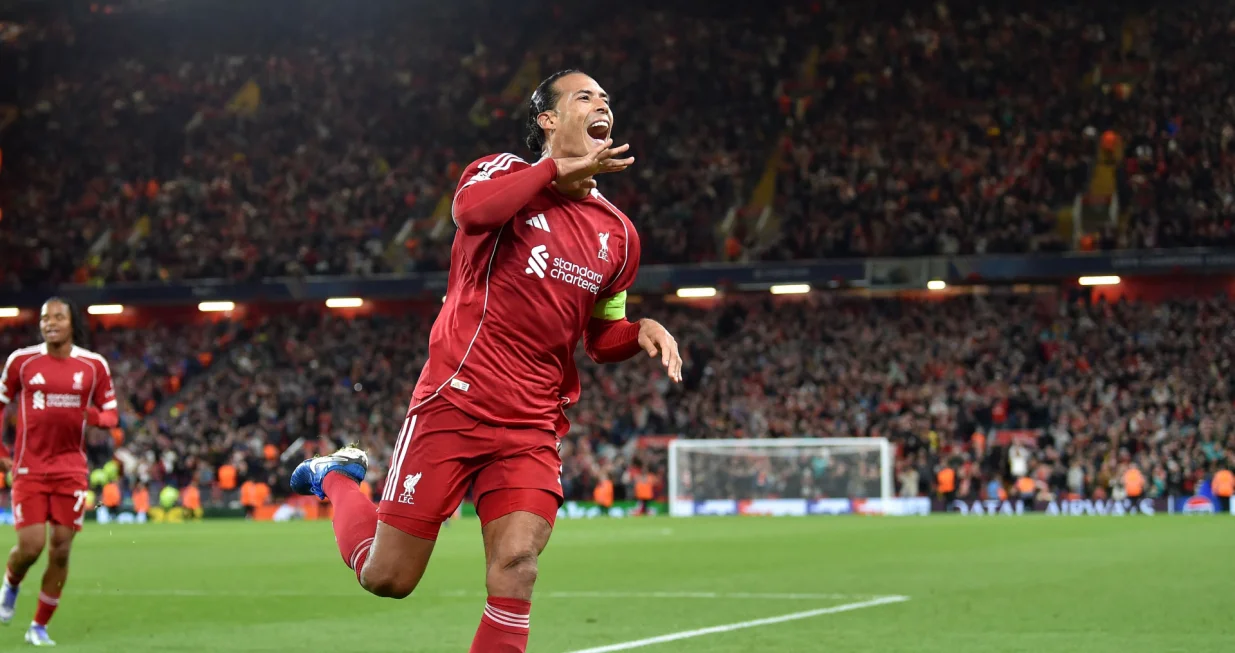 Soccer Football - UEFA Champions League - Liverpool v Atletico Madrid - Anfield, Liverpool, Britain - September 17, 2025 Liverpool's Virgil van Dijk celebrates scoring their third goal REUTERS/Peter Powell/Foto: Peter Powell