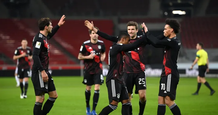 epa08849215 Douglas Costa (C) of Bayern Munich celebrates with teammates after scoring the 3-1 lead during the German Bundesliga soccer match between VfB Stuttgart and Bayern Munich in Stuttgart, Germany, 28 November 2020. EPA/Matthias Hangst/POOL CONDITIONS - ATTENTION: The DFL regulations prohibit any use of photographs as image sequences and/or quasi-video./Foto: Matthias Hangst/Pool