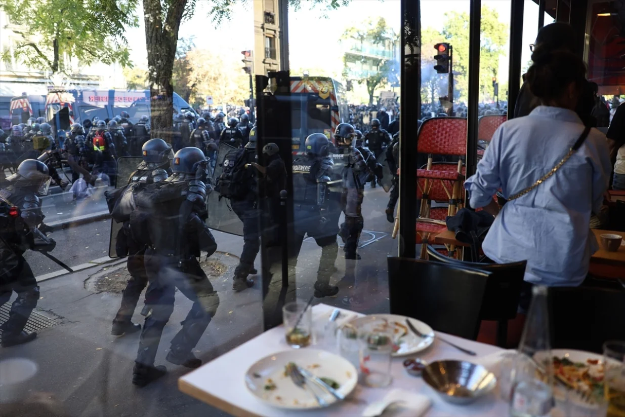 Protesti u Francuskoj, više od milion ljudi na ulicama; zabilježeni neredi/Ameer Alhalbi