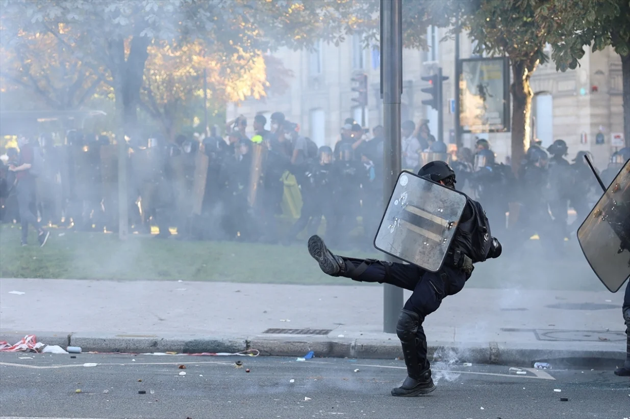 Protesti u Francuskoj, više od milion ljudi na ulicama; zabilježeni neredi/Ameer Alhalbi