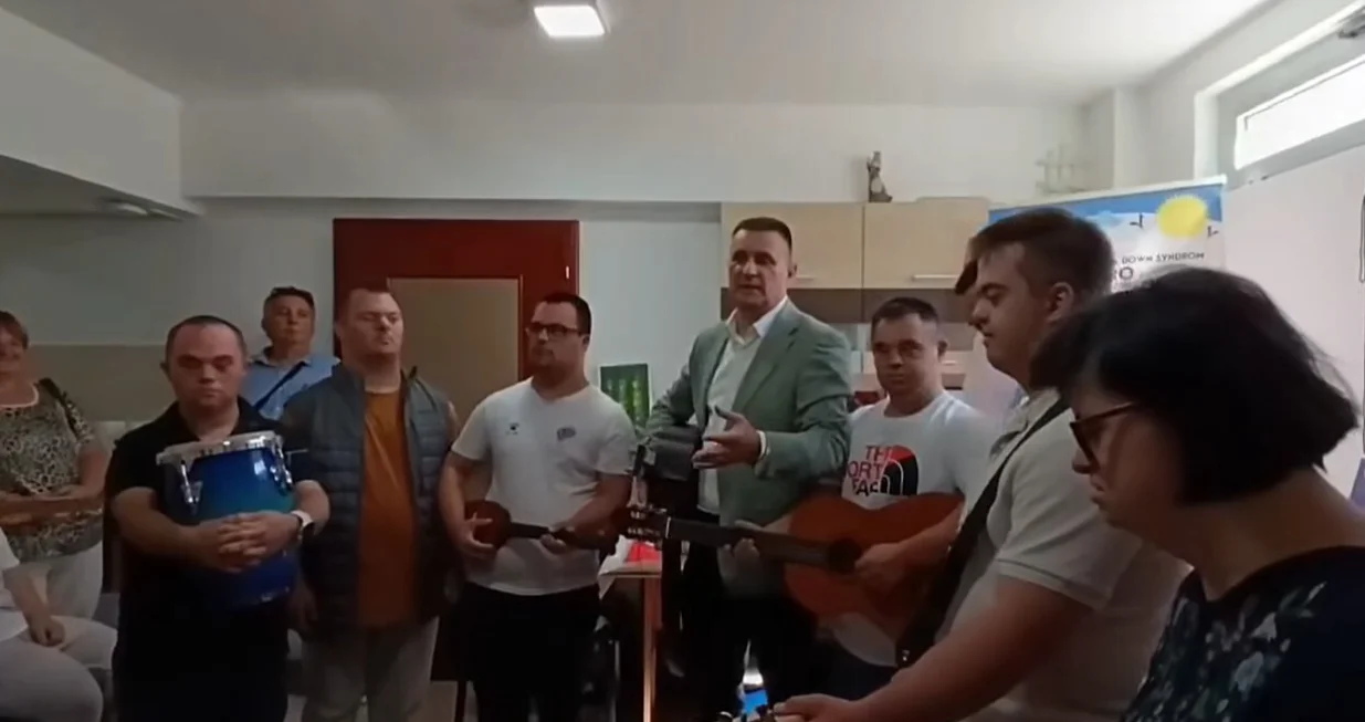Vlado Đajić u Down sindrom centru Banjaluka otpjevao pjesmu "Romaniju" Halida Bešlića/Screenshot