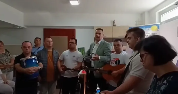Vlado Đajić u Down sindrom centru Banjaluka otpjevao pjesmu "Romaniju" Halida Bešlića/Screenshot