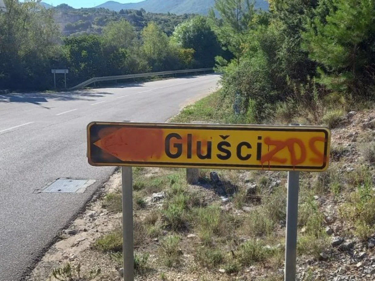 Selo Glušci, Metković, uvredljive poruke, grafiti, ZDS, Ubij Srbina/Srna