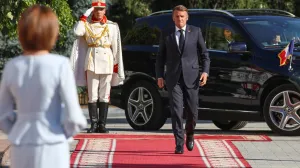 French President Emmanuel Macron walks to meet Moldovan President Maia Sandu, on Moldova's Independence Day, in Chisinau, Moldova August 27, 2025. REUTERS/Vladislav Culiomza/Vladislav Culiomza