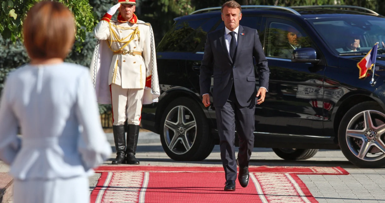 French President Emmanuel Macron walks to meet Moldovan President Maia Sandu, on Moldova's Independence Day, in Chisinau, Moldova August 27, 2025. REUTERS/Vladislav Culiomza/Vladislav Culiomza