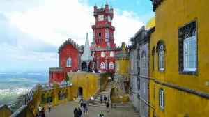 Jedan od portugalskih gradova iz bajke, Sintra, koji se nalazi usred bujnih ЕЎuma i krЕЎevitih breЕѕuljaka, svake godine privlaДЌi hiljade domaД‡ih i stranih turista.GradiД‡ udaljen tek 20-ak kilometara od Lisabona u najmanju ruku je ДЌaroban. Grad su osnovali Mauri joЕЎ u 8. stoljeД‡u ДЌemu i dan danas svjedoДЌi jedna od najpoznatijih gradskih graД'evina вЂ" Maurska utvrda. Tu su joЕЎ i ostale brojne palaДЌe - neogotiДЌka Quinta da Regaleira, te palaДЌa Pena (GГјl Meltem Temiz Ећahin - Anadolu Agency)/