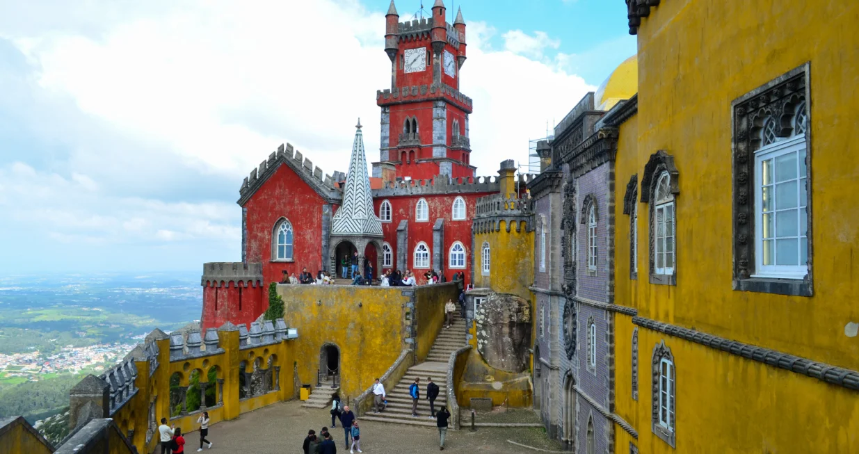 Jedan od portugalskih gradova iz bajke, Sintra, koji se nalazi usred bujnih ЕЎuma i krЕЎevitih breЕѕuljaka, svake godine privlaДЌi hiljade domaД‡ih i stranih turista.GradiД‡ udaljen tek 20-ak kilometara od Lisabona u najmanju ruku je ДЌaroban. Grad su osnovali Mauri joЕЎ u 8. stoljeД‡u ДЌemu i dan danas svjedoДЌi jedna od najpoznatijih gradskih graД'evina вЂ" Maurska utvrda. Tu su joЕЎ i ostale brojne palaДЌe - neogotiДЌka Quinta da Regaleira, te palaДЌa Pena (GГјl Meltem Temiz Ећahin - Anadolu Agency)/