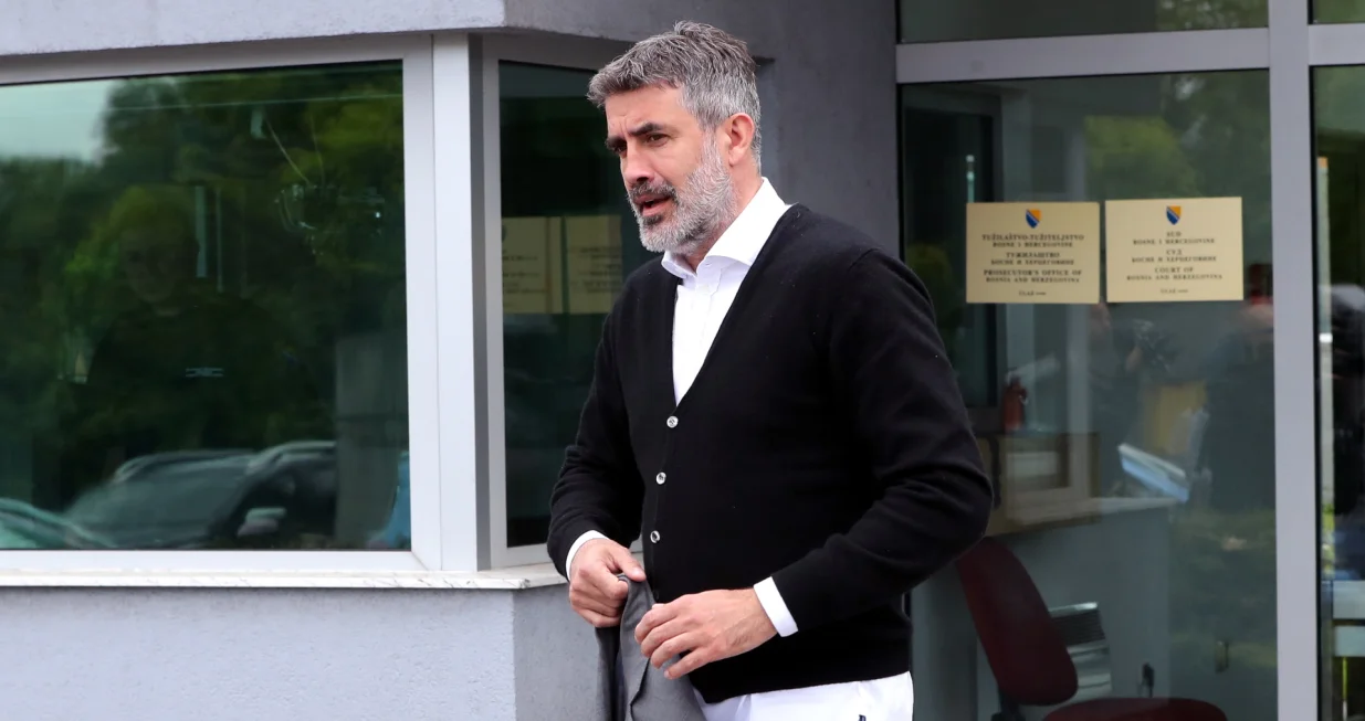 epa09211612 Zoran Mamic, the former coach of Dinamo football club from Zagreb, Croatia, arrives at the State Court of Bosnia and Herzegovina, in Sarajevo, 19 May 2021. Mamic was arrested earlr this morning in the Bosnian village of Medjugorje, some 150 kilometers from Sarajevo, on the basis of an international red warrant on request of Interpol in Zagreb, aimed at extraditing him to Croatia for the execution of a court judgment. Zoran Mamic was sentenced to 4 years and 8 months in prison in Croatia for withdrawing money from the Dinamo Zagreb soccer club. EPA/FEHIM DEMIR/Foto: Fehim Demir