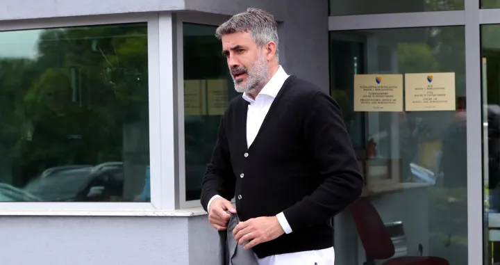 epa09211612 Zoran Mamic, the former coach of Dinamo football club from Zagreb, Croatia, arrives at the State Court of Bosnia and Herzegovina, in Sarajevo, 19 May 2021. Mamic was arrested earlr this morning in the Bosnian village of Medjugorje, some 150 kilometers from Sarajevo, on the basis of an international red warrant on request of Interpol in Zagreb, aimed at extraditing him to Croatia for the execution of a court judgment. Zoran Mamic was sentenced to 4 years and 8 months in prison in Croatia for withdrawing money from the Dinamo Zagreb soccer club. EPA/FEHIM DEMIR/Foto: Fehim Demir