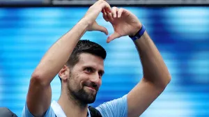 Tennis - U.S. Open - Flushing Meadows, New York, United States - September 5, 2025 Serbia's Novak Djokovic signs at fans after losing his semi final match against Spain's Carlos Alcaraz REUTERS/Mike Segar/Foto: Mike Segar