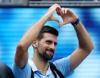 Tennis - U.S. Open - Flushing Meadows, New York, United States - September 5, 2025 Serbia's Novak Djokovic signs at fans after losing his semi final match against Spain's Carlos Alcaraz REUTERS/Mike Segar/Foto: Mike Segar