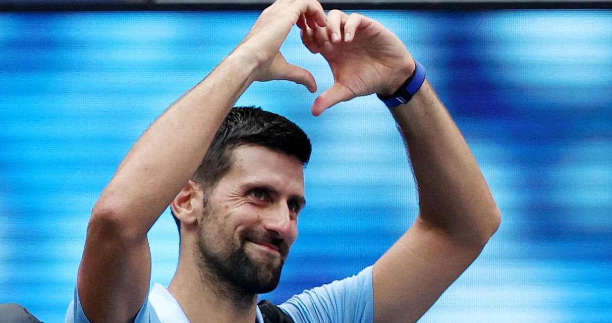 Tennis - U.S. Open - Flushing Meadows, New York, United States - September 5, 2025 Serbia's Novak Djokovic signs at fans after losing his semi final match against Spain's Carlos Alcaraz REUTERS/Mike Segar/Foto: Mike Segar