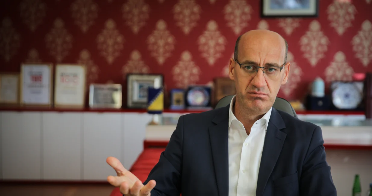 Sarajevo, Bosna i Hercegovina, 21.oktobar 2021: Ramiz Salkić, potpredsjednik bosanskohercegovačkog entiteta Republika Srpska (RS) kazao je da se, u kontekstu posljednjih dešavanja na političkoj sceni u BiH, osjeti određeni strah i nesigurnost među građanima na cijeloj teritoriji BiH, možda malo više na prostoru entiteta RS (Elman Omic - Anadolu Agency)/Elman Omic