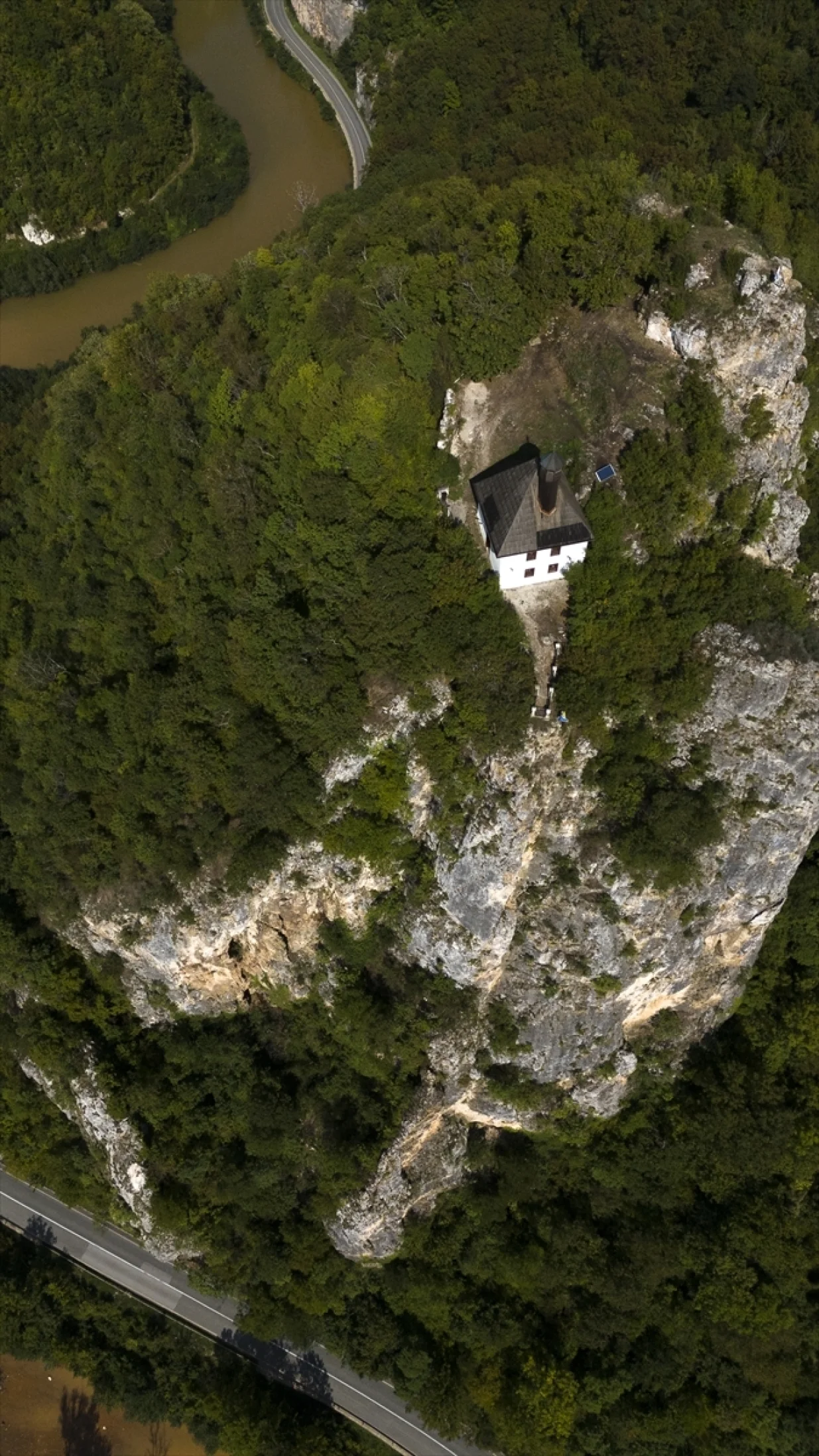 Džamija Kušlat, smještena 500 metara iznad kanjona rijeke Drinjače, već šest stoljeća je svjedok historije i živi spomenik vjere/Samır Jordamovıc