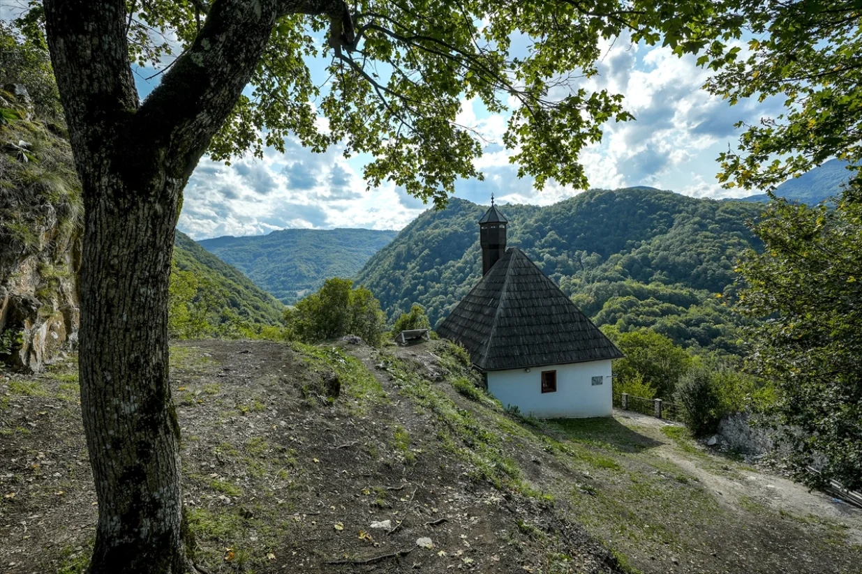 Džamija Kušlat, smještena 500 metara iznad kanjona rijeke Drinjače, već šest stoljeća je svjedok historije i živi spomenik vjere/Samır Jordamovıc