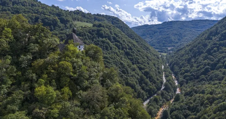 Džamija Kušlat, smještena 500 metara iznad kanjona rijeke Drinjače, već šest stoljeća je svjedok historije i živi spomenik vjere/Samır Jordamovıc