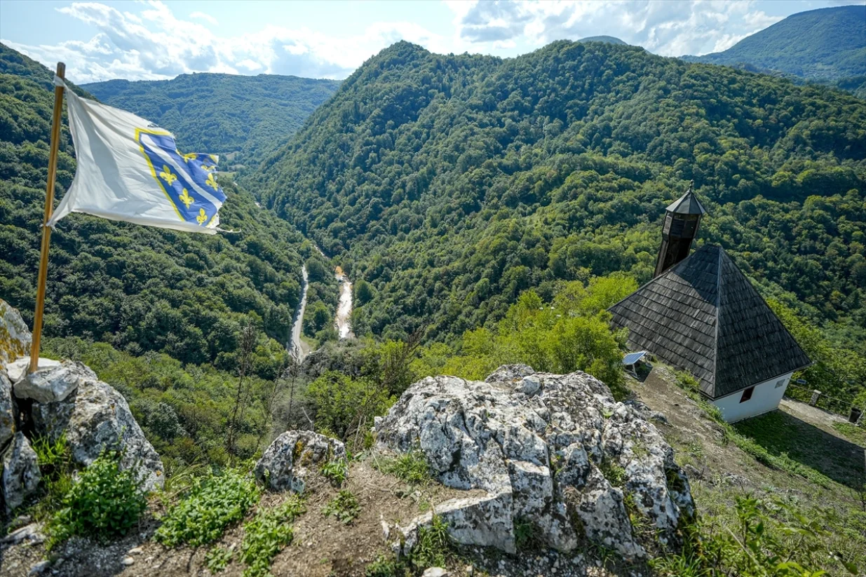 Džamija Kušlat, smještena 500 metara iznad kanjona rijeke Drinjače, već šest stoljeća je svjedok historije i živi spomenik vjere/Samır Jordamovıc