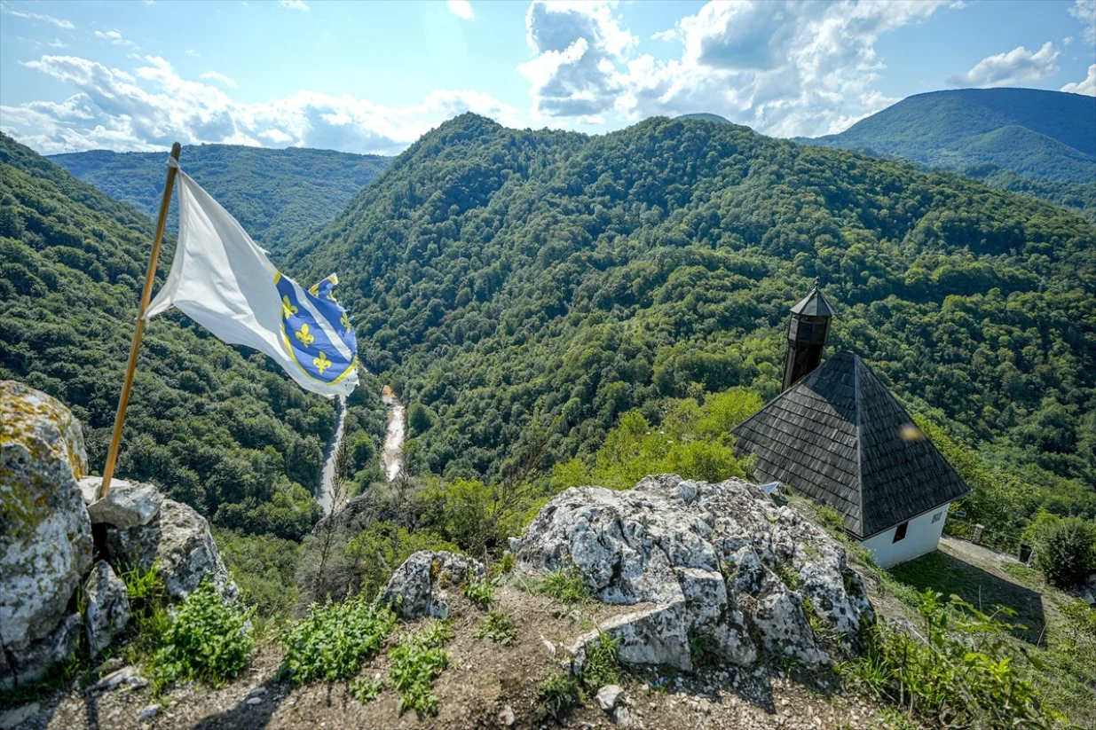 Džamija Kušlat, smještena 500 metara iznad kanjona rijeke Drinjače, već šest stoljeća je svjedok historije i živi spomenik vjere/Samır Jordamovıc