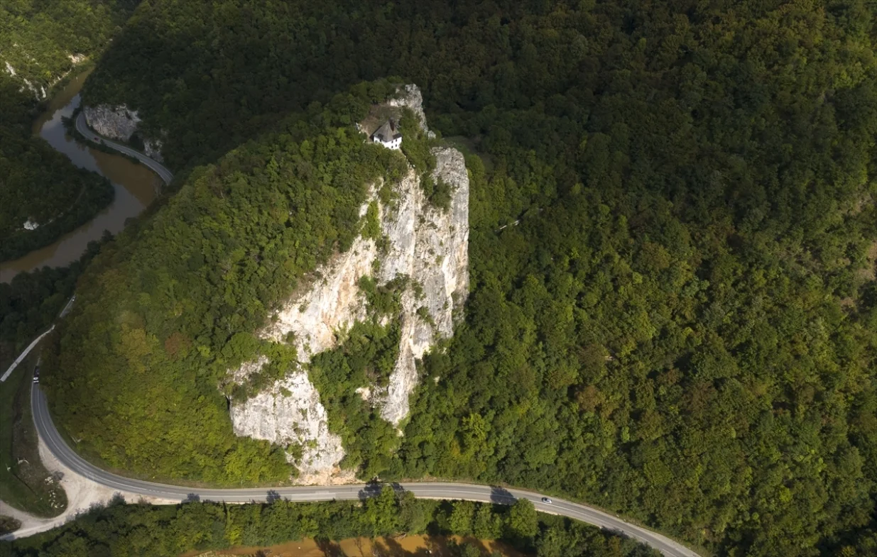 Džamija Kušlat, smještena 500 metara iznad kanjona rijeke Drinjače, već šest stoljeća je svjedok historije i živi spomenik vjere/Samır Jordamovıc