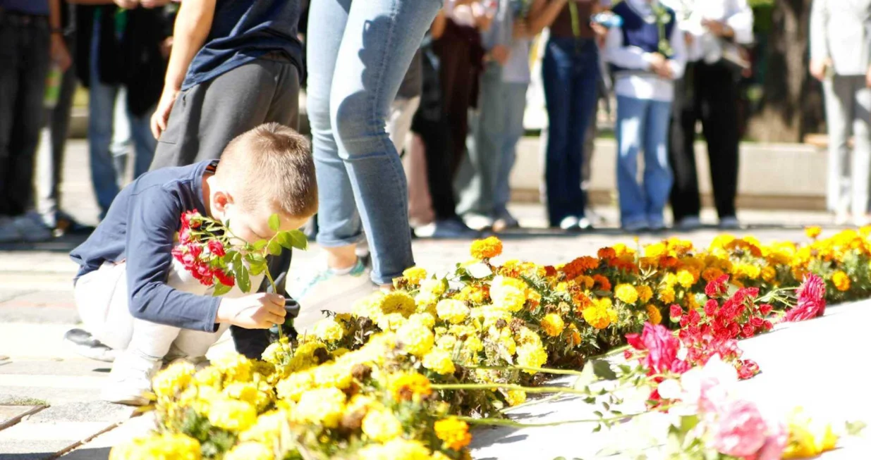 Gradonačelnik Sarajeva i palestinski ambasador poslali poruku mira: Palestina nikada neće zaboraviti ko je stao uz nju, cvijeće, spomenik ubijenoj djeci/Damir Deljo 