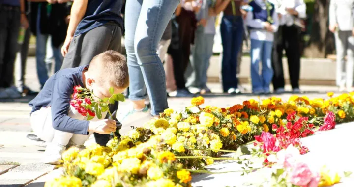 Gradonačelnik Sarajeva i palestinski ambasador poslali poruku mira: Palestina nikada neće zaboraviti ko je stao uz nju, cvijeće, spomenik ubijenoj djeci/Damir Deljo 