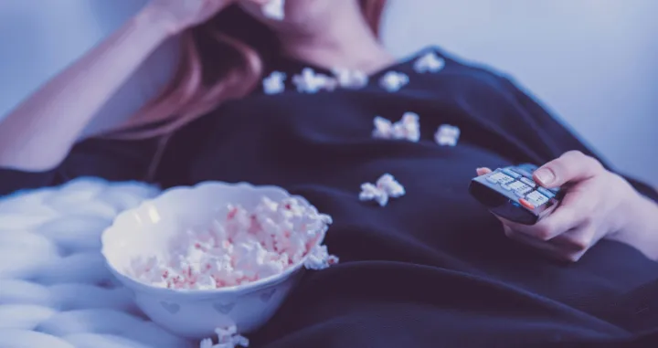 Film, gledanje, tv, kokice, odmaranje, binge/Jeshoots.com