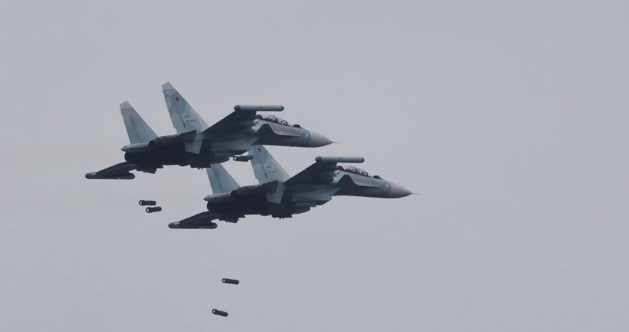 Russian Sukhoi Su-30SM jet fighters fly during the joint Russia-Belarus "Zapad-2025" military drills near Borisov, Belarus September 15, 2025. REUTERS/Ramil Sitdikov/Ramil Sitdikov