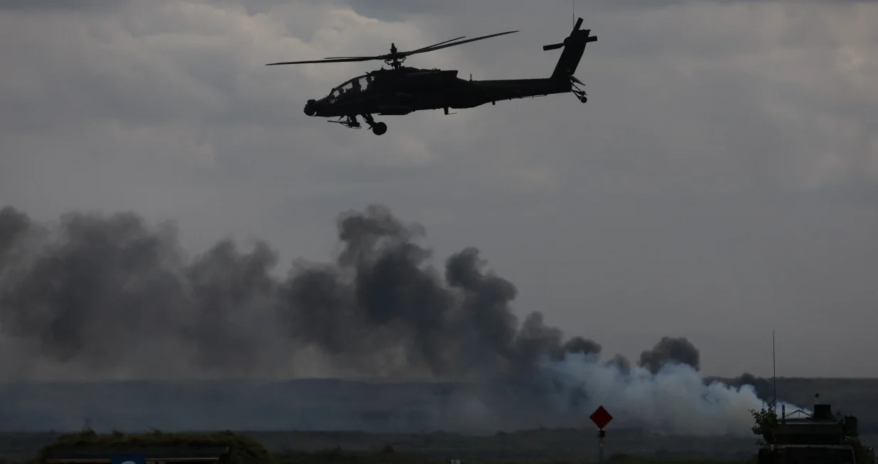 U.S. Apache military helicopter flies as Polish forces with NATO soldiers hold 'Iron Defender' military exercises, at a military range in Wierzbiny near Orzysz, Poland, September17, 2025. REUTERS/Kacper Pempel/Kacper Pempel