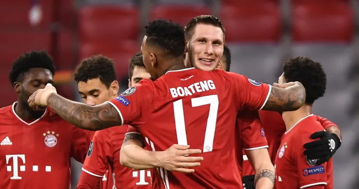 epa08873421 Bayern Munich's Niklas Suele (C) celebrates with teammate Jerome Boateng (front) after scoring the 1-0 lead during the UEFA Champions League group A soccer match between Bayern Munich and Lokomotiv Moscow in Munich, Germany, 09 December 2020. EPA/Lukas Barth-Tuttas/Foto: Lukas Barth-tuttas