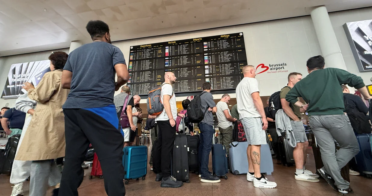 Travellers wait in queues at Brussels airport, after a cyberattack at a service provider for check-in and boarding systems disrupted operations at several major European airports, in Zaventem near Brussels, Belgium September 20, 2025. REUTERS/Marta Fiorin/Marta Fiorin