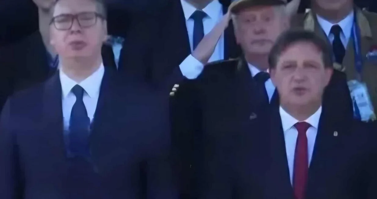 Knežević salutira dok se intonira himne Srbije/