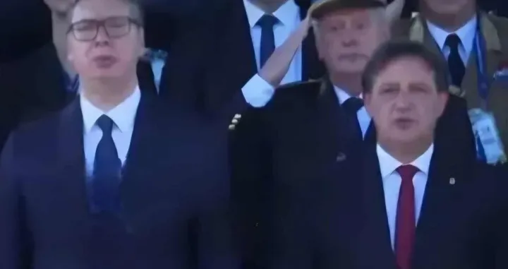 Knežević salutira dok se intonira himne Srbije/