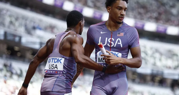 World Athletics Championships Tokyo 2025 - Men's 4 x 400m Relay Round 1 - Japan National Stadium, Tokyo, Japan - September 21, 2025 Jenoah McKiver of the U.S. in action, next to Bryce Deadmon of the U.S. REUTERS/Sarah Meyssonnier/Foto: Sarah Meyssonnier
