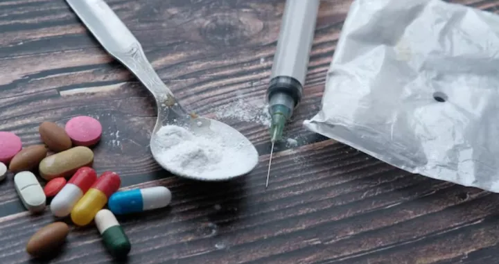 droga, lijekovi, miješanje droge, kokain ilustracija/Freepik
