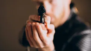 pištolj, prijetnja pištoljem ilustracija /Freepik