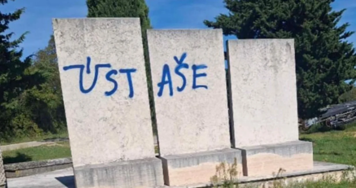 Partizanski spomenik, Istra, išaran grafitima, ustaše/Andi Kalčić