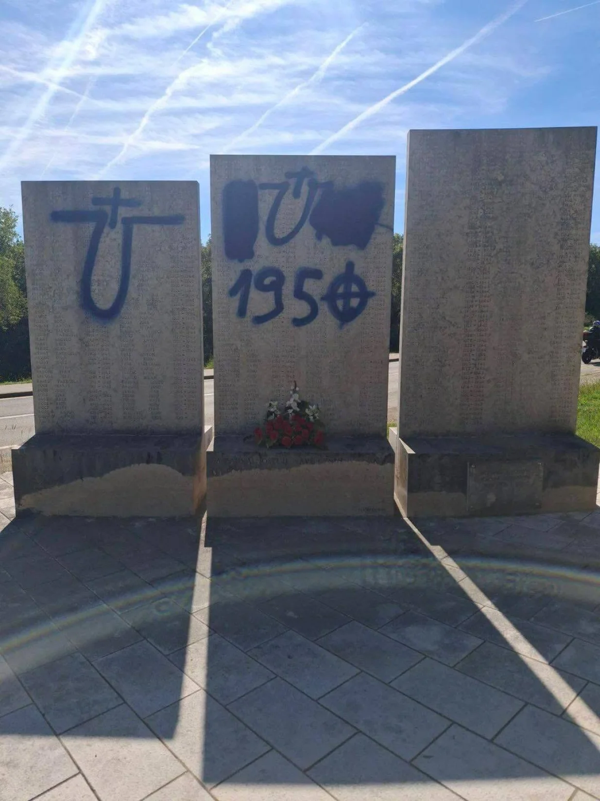 Partizanski spomenik, Istra, ustaše, išaran porukama/Radio Centar-poreč