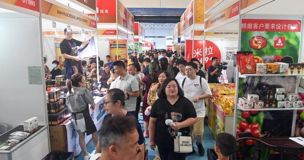 (250920) -- NANNING, Sept. 20, 2025 (Xinhua) -- People visit the Vietnam pavilion during the 22nd China-ASEAN Expo in Nanning, south China's Guangxi Zhuang Autonomous Region, Sept. 20, 2025. The expo opened to the public on Saturday. (Xinhua/Zhang Ailin)/Zhang Ailin