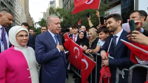 NEW YORK, SJEDINJENE AMERIДЊKE DRЕЅAVE - 21. SEPTEMBAR: Turski predsjednik Recep Tayyip Erdogan pozdravlja graД'ane na ulazu u Turkevi (Turska kuД‡a), gdje je stigao kako bi prisustvovao 80. zasjedanju Generalne skupЕЎtine Ujedinjenih nacija i odrЕѕao sastanke u New Yorku, Sjedinjene AmeriДЌke DrЕѕave, 21. septembra 2025. godine. (TUR Presidency /Murat Cetinmuhurdar - Anadolu Agency)/