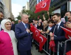NEW YORK, SJEDINJENE AMERIДЊKE DRЕЅAVE - 21. SEPTEMBAR: Turski predsjednik Recep Tayyip Erdogan pozdravlja graД'ane na ulazu u Turkevi (Turska kuД‡a), gdje je stigao kako bi prisustvovao 80. zasjedanju Generalne skupЕЎtine Ujedinjenih nacija i odrЕѕao sastanke u New Yorku, Sjedinjene AmeriДЌke DrЕѕave, 21. septembra 2025. godine. (TUR Presidency /Murat Cetinmuhurdar - Anadolu Agency)/