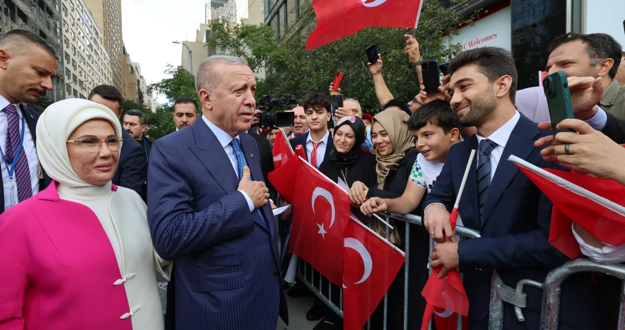 NEW YORK, SJEDINJENE AMERIДЊKE DRЕЅAVE - 21. SEPTEMBAR: Turski predsjednik Recep Tayyip Erdogan pozdravlja graД'ane na ulazu u Turkevi (Turska kuД‡a), gdje je stigao kako bi prisustvovao 80. zasjedanju Generalne skupЕЎtine Ujedinjenih nacija i odrЕѕao sastanke u New Yorku, Sjedinjene AmeriДЌke DrЕѕave, 21. septembra 2025. godine. (TUR Presidency /Murat Cetinmuhurdar - Anadolu Agency)/
