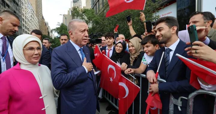 NEW YORK, SJEDINJENE AMERIДЊKE DRЕЅAVE - 21. SEPTEMBAR: Turski predsjednik Recep Tayyip Erdogan pozdravlja graД'ane na ulazu u Turkevi (Turska kuД‡a), gdje je stigao kako bi prisustvovao 80. zasjedanju Generalne skupЕЎtine Ujedinjenih nacija i odrЕѕao sastanke u New Yorku, Sjedinjene AmeriДЌke DrЕѕave, 21. septembra 2025. godine. (TUR Presidency /Murat Cetinmuhurdar - Anadolu Agency)/