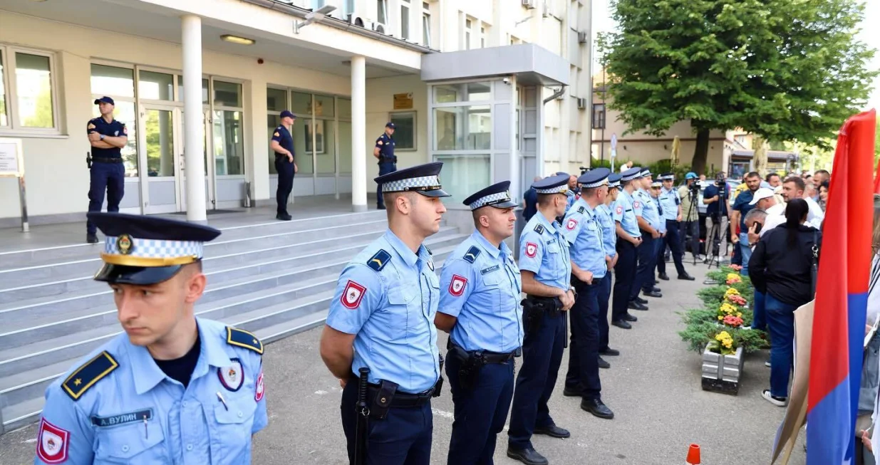 Članovi SDS-a i građani RS-a okupljeni ispred Okružnog suda u Banjoj Luci/Draško Stanivuković