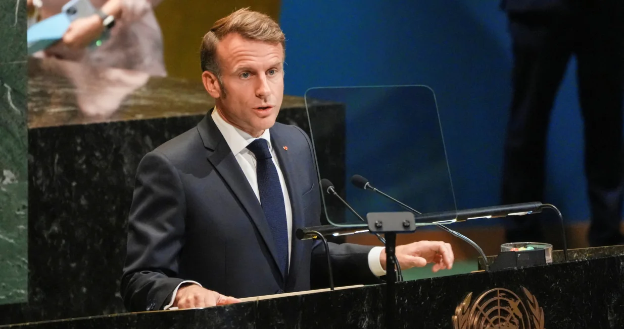 French President Emmanuel Macron addresses delegates during a high-level meeting of heads of state on a two-state solution between Israel and the Palestinians at United Nations headquarters in New York City, U.S., September 22, 2025. REUTERS/Eduardo Munoz/Eduardo Munoz