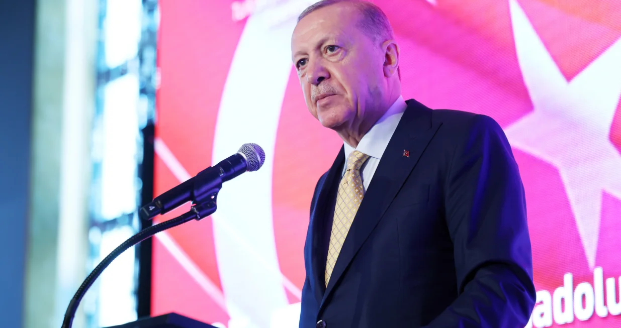 New York, SAD - 22. septembar: Turska je u konsultacijama s američkim predsjednikom Donaldom Trumpom i njegovim timom o regionalnim dešavanjima, posebno o krizi u Gazi, ratu u Ukrajini i situaciji u Siriji, izjavio je u ponedjeljak predsjednik Recep Tayyip Erdogan. U drugom Trumpovom mandatu, "naši kontakti su intenzivirani i institucionalni dijalog je dobio na zamahu", rekao je Erdogan tokom obraćanja na večeri koju je u New Yorku organizirao Tursko-američki nacionalni komitet za koordinaciju (TASC). (TCCB/Murat Çetinmühürdar - Anadolu Agency)/