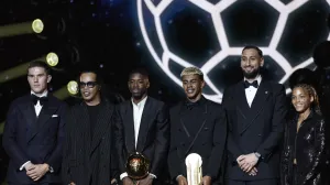 Soccer Football - Ballon d'Or - Theatre du Chatelet, Paris, France - September 22, 2025 Paris St Germain's Ousmane Dembele with the Ballon d'Or award and Kopa Trophy winner FC Barcelona's Lamine Yamal with former footballer Ronaldinho, Arsenal's Viktor Gyokeres, Manchester City's Gianluigi Donnarumma and FC Barcelona's Vicky Lopez REUTERS/Benoit Tessier/Foto: Benoit Tessier
