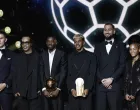 Soccer Football - Ballon d'Or - Theatre du Chatelet, Paris, France - September 22, 2025 Paris St Germain's Ousmane Dembele with the Ballon d'Or award and Kopa Trophy winner FC Barcelona's Lamine Yamal with former footballer Ronaldinho, Arsenal's Viktor Gyokeres, Manchester City's Gianluigi Donnarumma and FC Barcelona's Vicky Lopez REUTERS/Benoit Tessier/Foto: Benoit Tessier