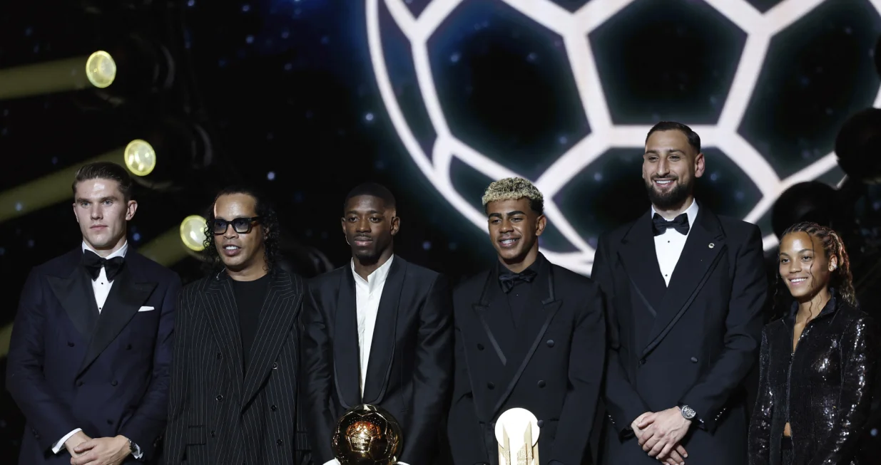 Soccer Football - Ballon d'Or - Theatre du Chatelet, Paris, France - September 22, 2025 Paris St Germain's Ousmane Dembele with the Ballon d'Or award and Kopa Trophy winner FC Barcelona's Lamine Yamal with former footballer Ronaldinho, Arsenal's Viktor Gyokeres, Manchester City's Gianluigi Donnarumma and FC Barcelona's Vicky Lopez REUTERS/Benoit Tessier/Foto: Benoit Tessier