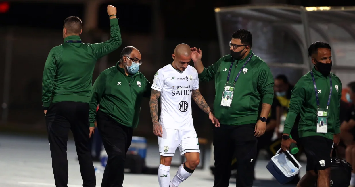 epa09005120 Al-Ahli's player Alexandru Mitrita (3-R) gets substituted after suffering an injury during the Saudi Professional League soccer match between Al-Ahli and Al-Ittihad at King Abdullah Sport City Stadium, 30 kilometers north of Jeddah, Saudi Arabia, 11 February 2021. EPA/STR/Foto: Str