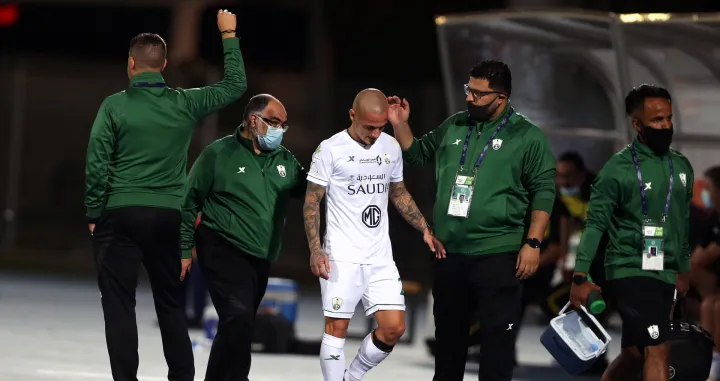 epa09005120 Al-Ahli's player Alexandru Mitrita (3-R) gets substituted after suffering an injury during the Saudi Professional League soccer match between Al-Ahli and Al-Ittihad at King Abdullah Sport City Stadium, 30 kilometers north of Jeddah, Saudi Arabia, 11 February 2021. EPA/STR/Foto: Str